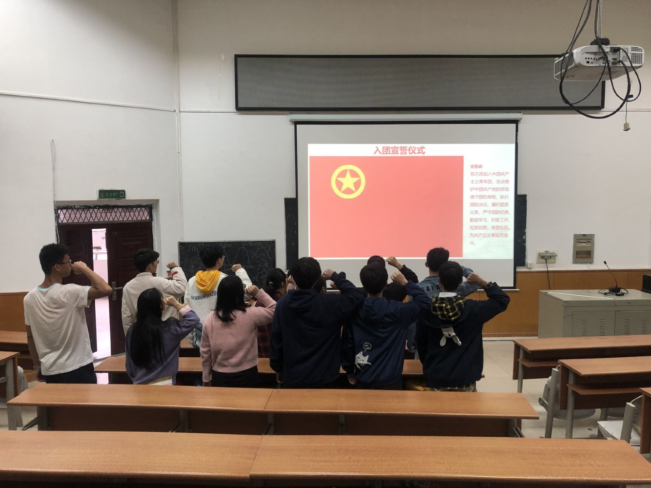 网友提问：大学生不入团不可以吗？