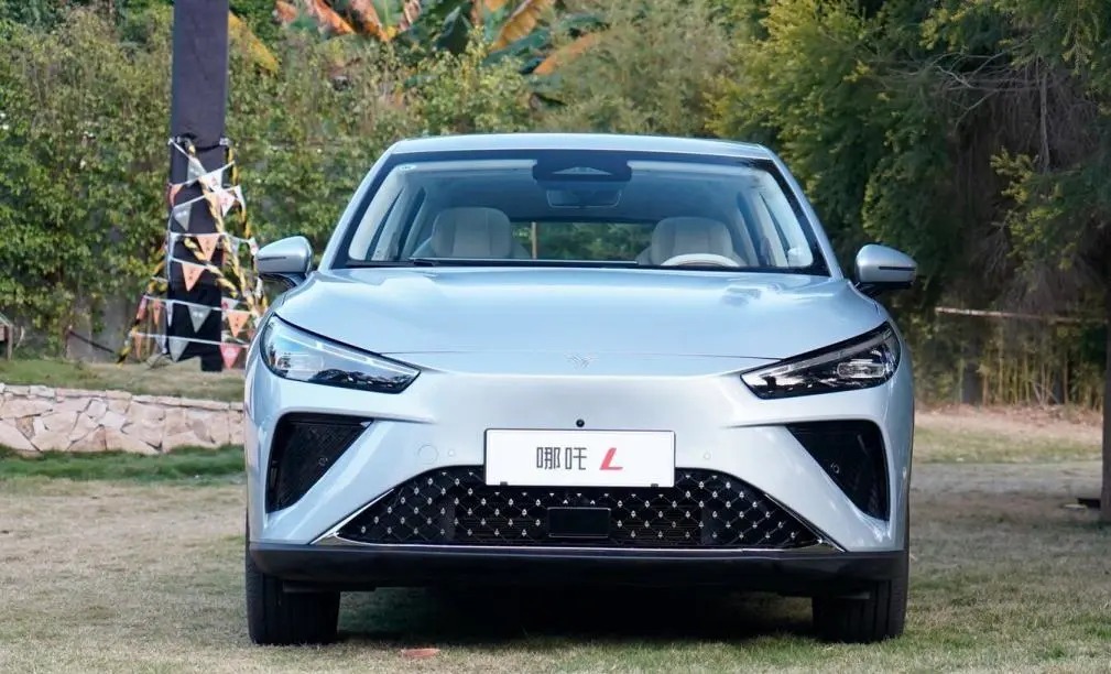 哪吒L：15万级增程电动 SUV 之神